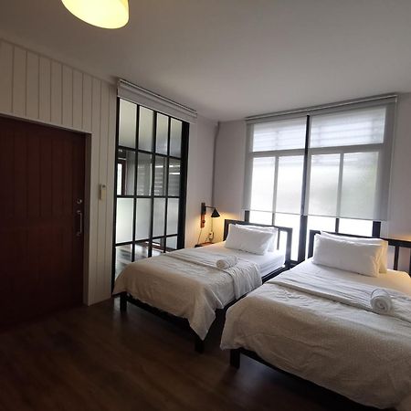 Hostel Liaw Base House Bangkok Exterior foto